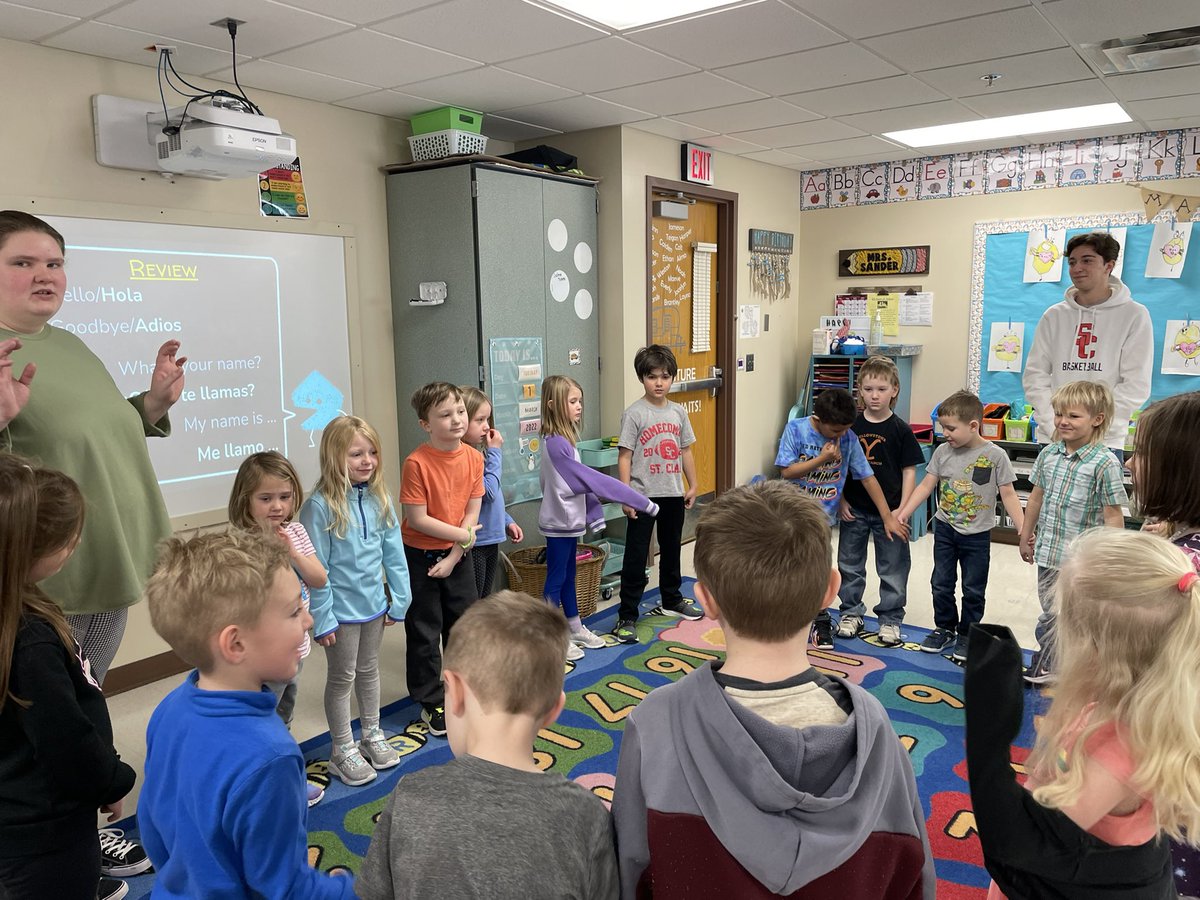 SanderKinder's tweet photo. Spanish on Tuesdays is our favorite! https://t.co/YBAEiTunkw