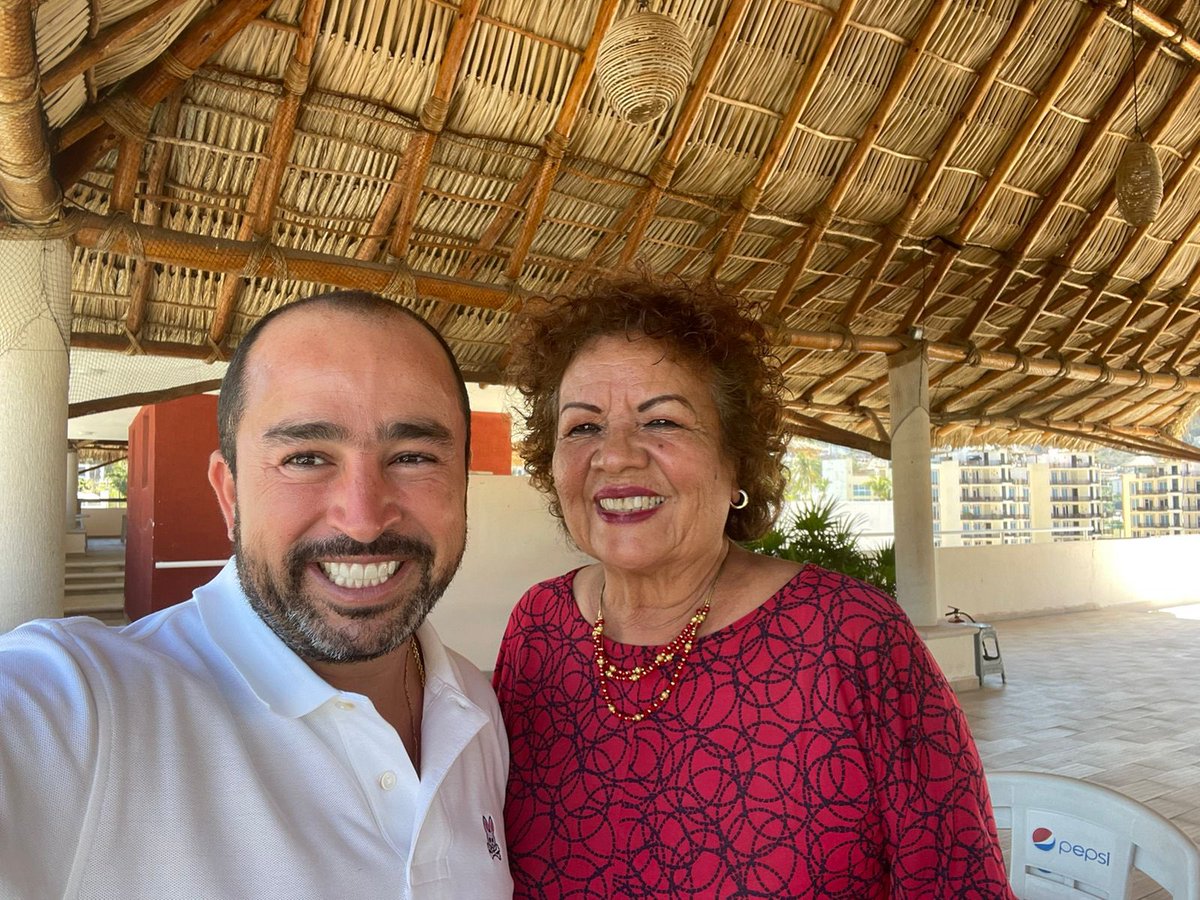 Por las tardes tomo clases de inglés con la maestra Lucero Radilla; ella es una mujer a quien respeto, admiro y quiero mucho. 

#diainternacionaldelamujer 🟣