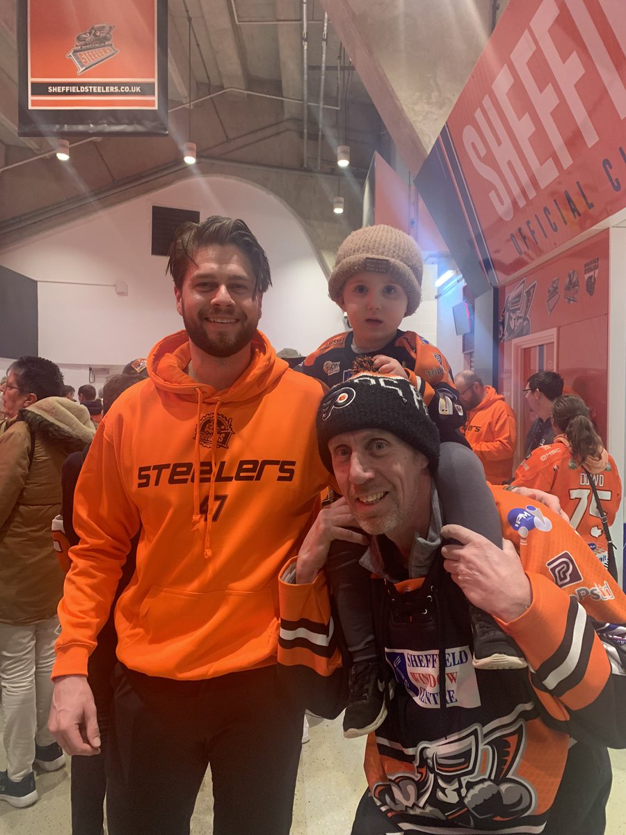 Julieru's tweet image. Super happy Dexter meeting his favourite players tonight @steelershockey @asaxdan