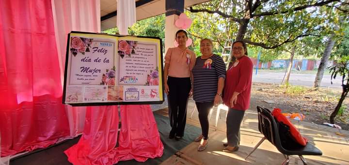 minedchinandega's tweet photo. En conmemoración al día Internacional de la Mujer la delegación departamental del Ministerio de Educación reconoce el trabajo de  cada una de las mujeres  guerreras,  valientes, que día a día se esfuerzan por desempeñar un trabajo de calidad y calidez.
#MujerFuerzaDeVida https://t.co/tH91ZavHgo
