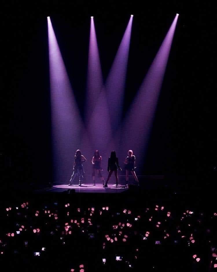 DI0RSMUSE's tweet photo. “We are some bitches you can’t manage” 
“Keep it pretty pretty savage”
#8M2022 #BLACKPINK https://t.co/u47osdbOj0