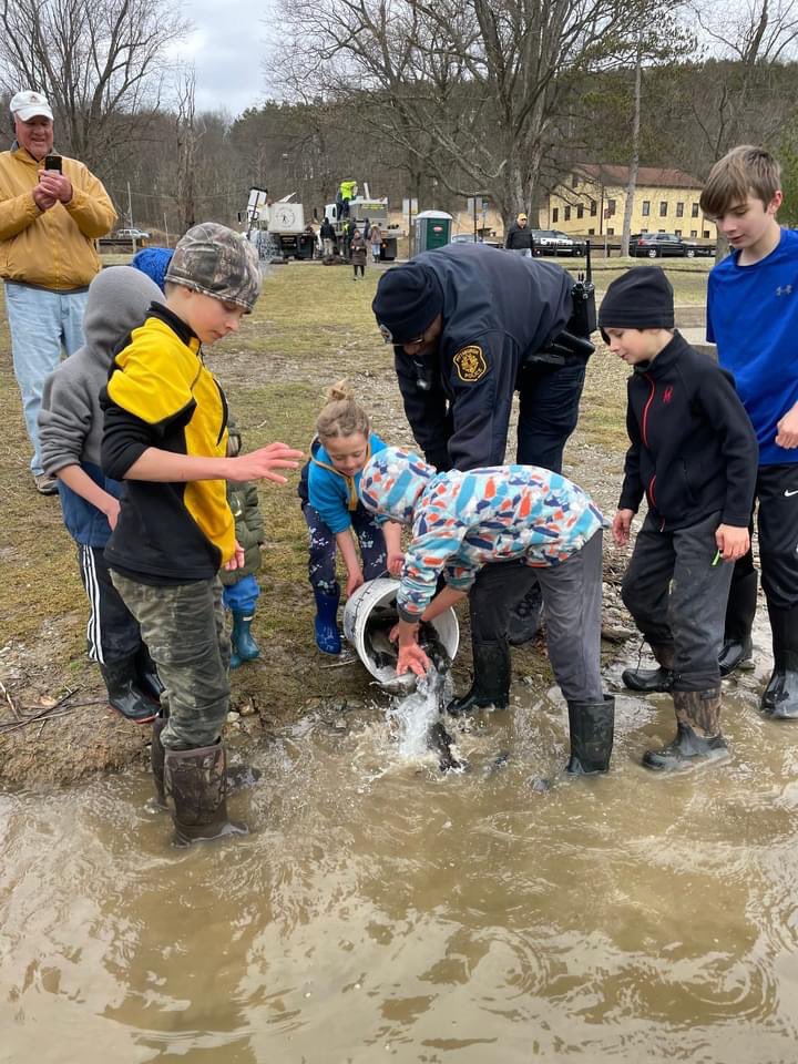 PGHTransitPD's tweet photo. Gone Fishin'. Today, Officer Luffy and several #ACCAPT members joined up with the Pa. Fish and Boat Comission and Pa. Fish and Boat Commission Bureau of Law Enforcement, and several local home-school children and helped the kids restock North Park lake with trout. https://t.co/qghnoOZKzL