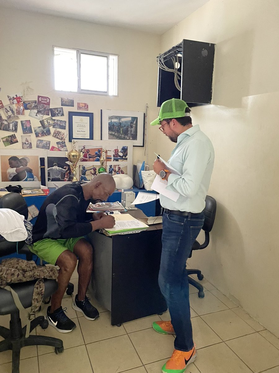 nicolasrmunoz's tweet photo. ¡Qué alegría unir a varias empresas para apoyar a #trinibox!
Aseguramos un sueldo mensual de $600 por 1 año para el profe #YecsonPreciado a que esté tranquilo entrenando a niñxs de la #Trini 🥊
Sabemos que no es gran cosa, pero esperemos inspirar + acciones chiquitas parecidas. https://t.co/Qp80lqdLjg