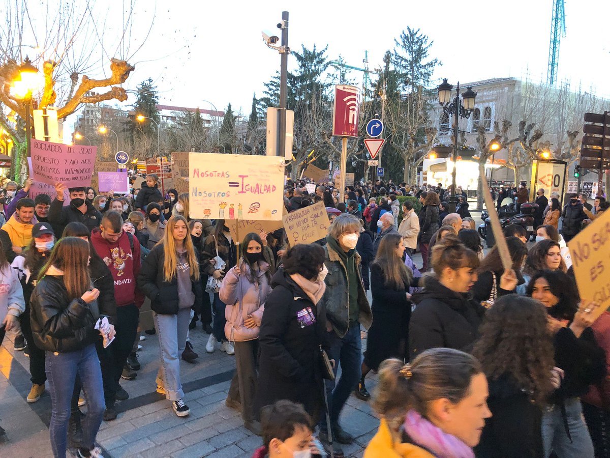 CCOOLaRioja's tweet photo. Porque no somos competencia, somos compañeras, y juntas somos más fuertes. #8M en las calles de #Logroño otra vez reivindicando el #feminismo como herramienta de cambio social. #Igualdad #Mujeres https://t.co/3Eu3FiaSwt