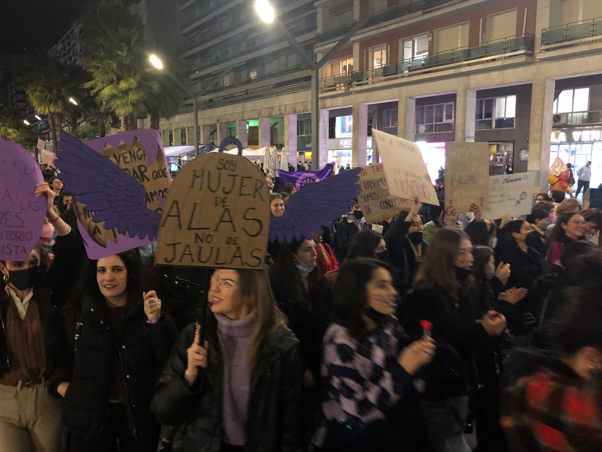 CCOOLaRioja's tweet photo. Porque no somos competencia, somos compañeras, y juntas somos más fuertes. #8M en las calles de #Logroño otra vez reivindicando el #feminismo como herramienta de cambio social. #Igualdad #Mujeres https://t.co/3Eu3FiaSwt