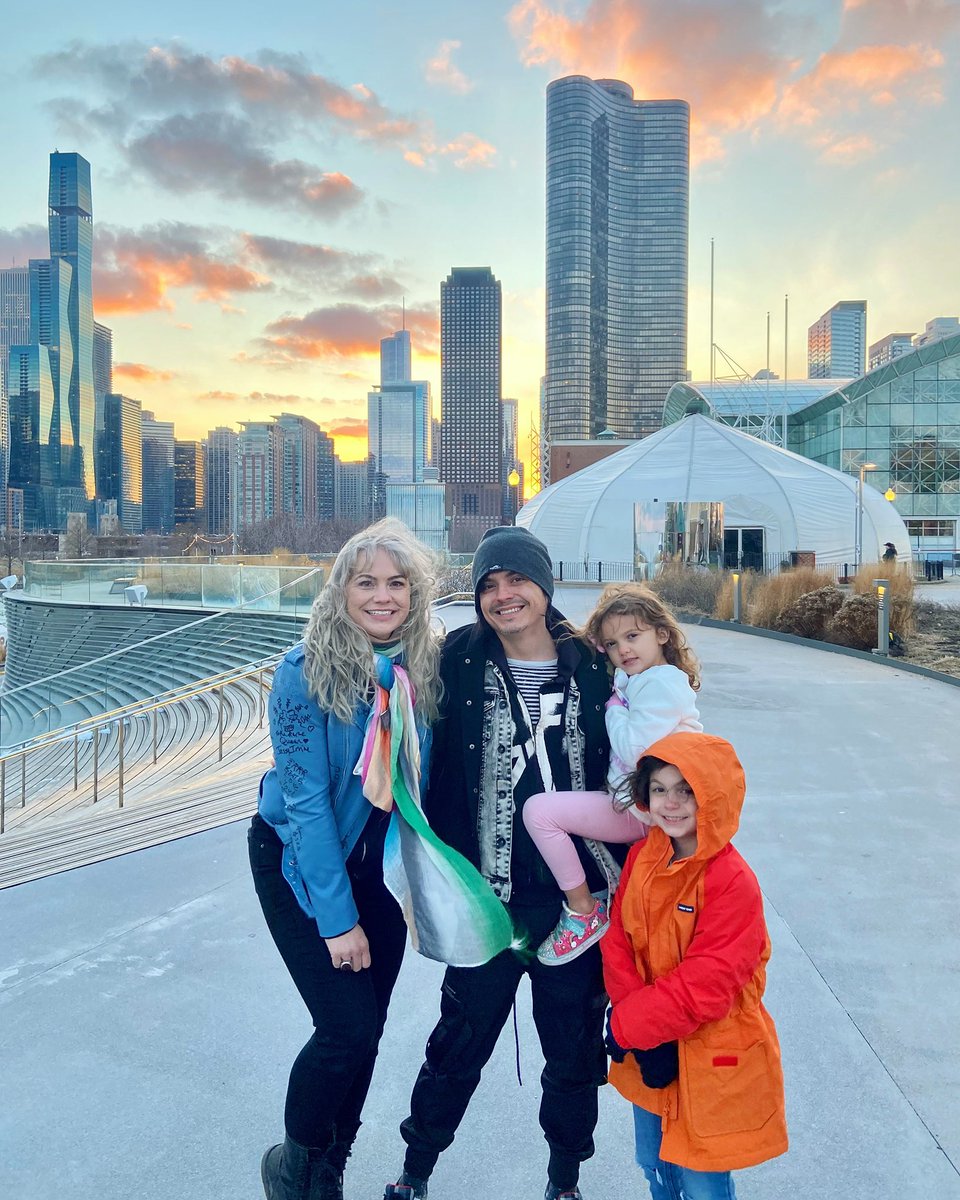 TheDollyrots's tweet photo. CHICAGO! We flew in this morning, show’s not til Thursday so we’re in maximum tourist mode and it’s colllld but beautiful! See ya 3/10 @reggieslive to kick off this tour!

#dollyrots #thedollyrots #thedollytots #bandlife #bandlifetour #poppunk #chicago #tour https://t.co/te0p6gIcg3