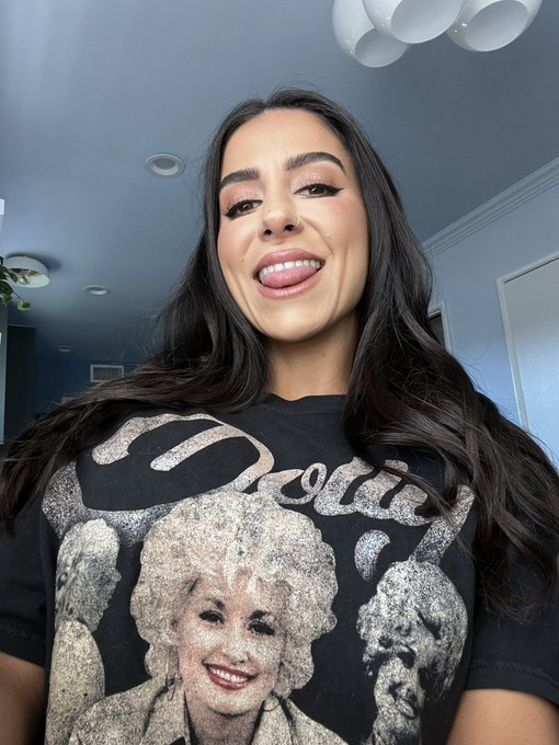 1 pic. happy international women&rsquo;s day from me and queen dolly https://t.co/iQ0NNfzrD4<a href="/tag/squirt4daddy"class="tags"><span>#squirt4daddy</span></a>