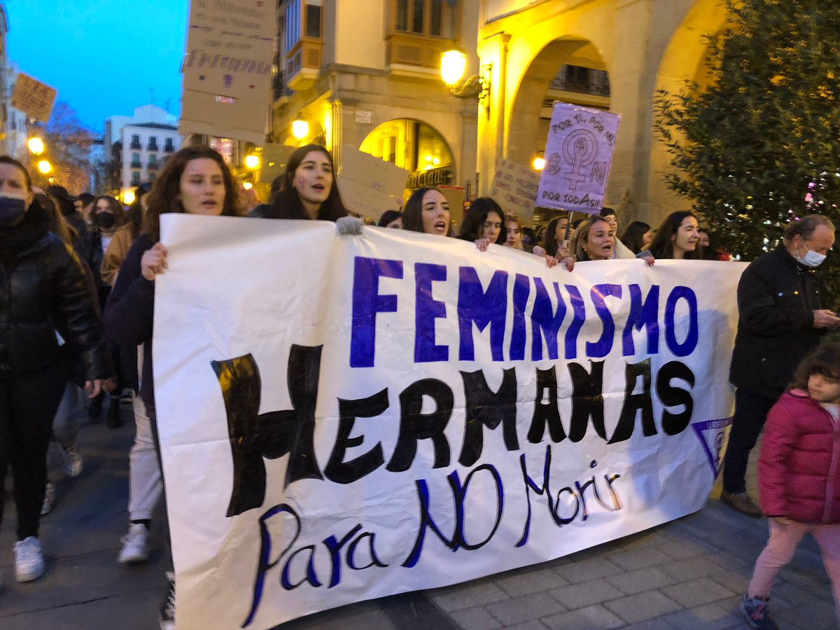 CCOOLaRioja's tweet photo. Porque no somos competencia, somos compañeras, y juntas somos más fuertes. #8M en las calles de #Logroño otra vez reivindicando el #feminismo como herramienta de cambio social. #Igualdad #Mujeres https://t.co/3Eu3FiaSwt