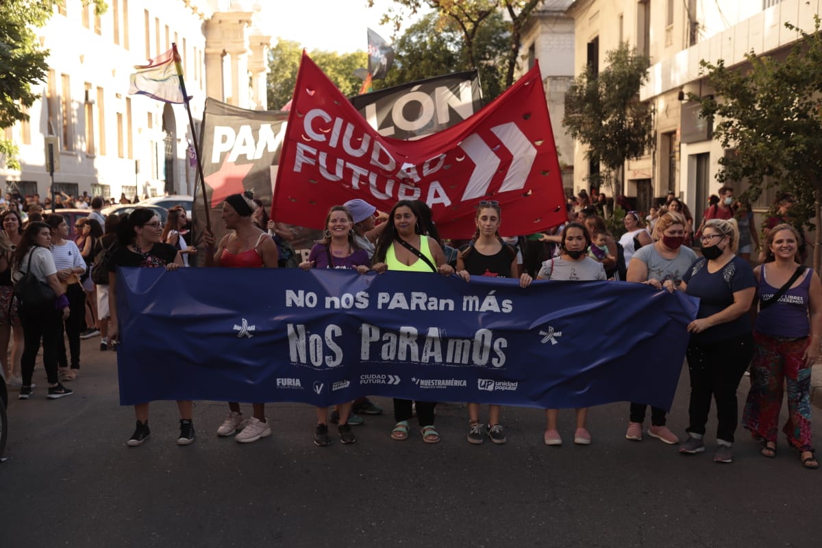 luzferradas's tweet photo. Enorme movilización del #8M
Las mujeres, lesbianas, travestis, trans, identidades no binarias, indígenas, originarias y afro PARAMOS y copamos las calles para parar la #ViolenciaMachista
Nos nos paran más
#NosParamos 💜✊🏾 https://t.co/YK4kE4a2by