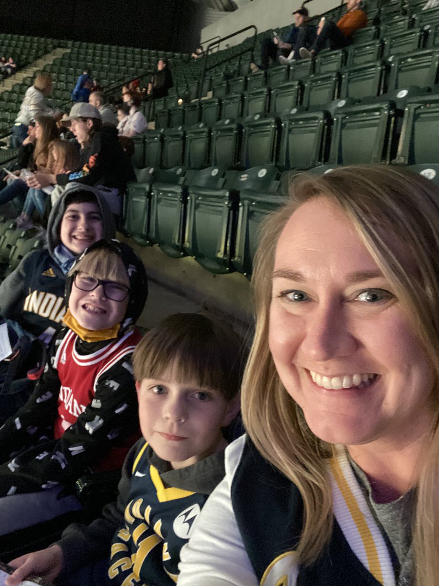 MrsWeisEnglish's tweet photo. Took some future flashes to the Pacers game tonight! #pacersgamenight https://t.co/1GVWHMQy2c