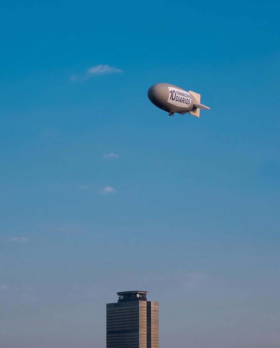Travesiascom's tweet photo. Apareció un zepelín en el cielo de la CDMX. “Volamos porque en el cielo no hay fronteras geográficas, como no hay fronteras de tiempo ni fronteras entre la vida y la muerte. Volamos porque en las alturas estamos todas”. Porque la sororidad no conoce fronteras. #8M https://t.co/xTcT3NKhDc