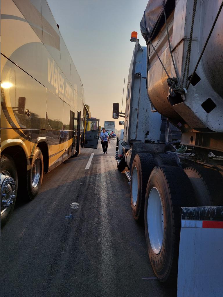 eriquecho's tweet photo. Seguimos atorados en el #Bloqueoautopista tramo Minatitlan Acayucan #Veracruz mujeres padeciendo #8deMarzo sin respuesta de @CAPUFE @GobiernoVer hay #familiasconniños eserando #llegaracasa @AztecaNoticias  @aztecapuebla https://t.co/VZ4OWr2ufv