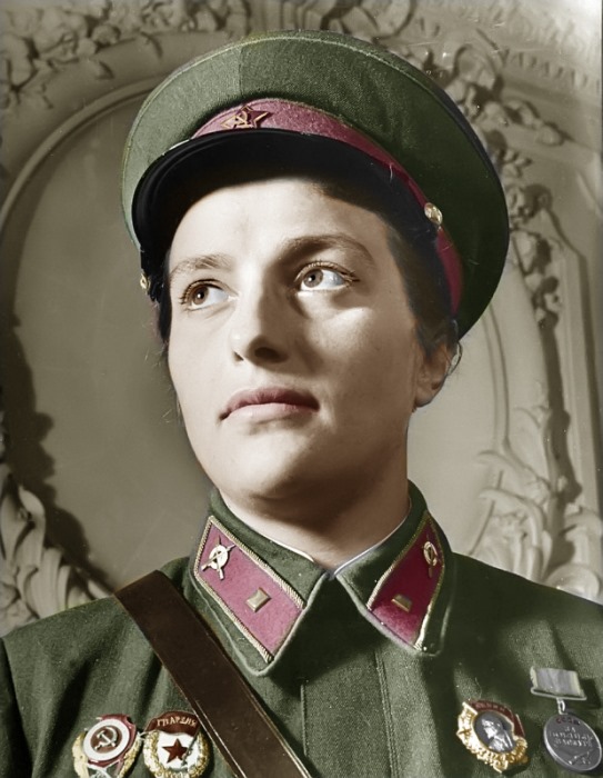 A major soviética Lyudmila Pavlichenko é considerada a franco-atiradora feminina mais bem sucedida da história. A ela são creditadas as mortes de 309 soldados nazistas, incluindo 36 snipers e ao menos 100 oficiais.1/12