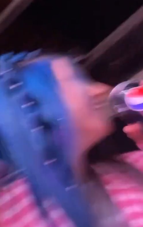 bolderangie's tweet photo. MIRENLA TOMANDO PEPSI TRAIDORAAAAA https://t.co/UXM2u6oE5x