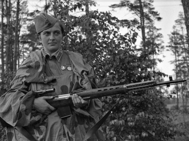 Tornou-se uma das mais de 2.000 franco-atiradoras femininas do Exército Vermelho que atuaram durante a Segunda Guerra Mundial. Apenas um ano após seu ingresso no exército, já havia atingido a patente de tenente e recebido uma condecoração por seus esforços de guerra.3/12