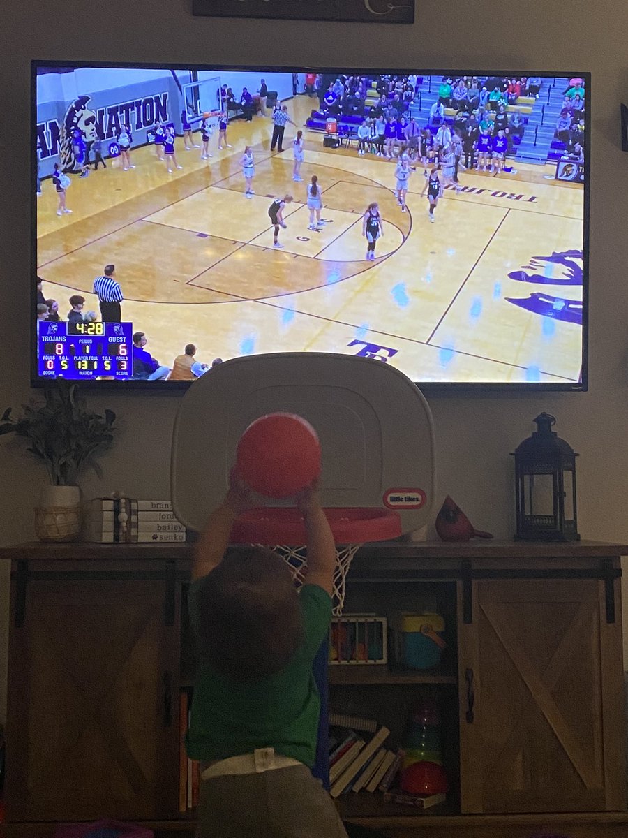 Coach_Sugar28's tweet photo. Supporting @OFHSLadyEagles tonight! Possible future Eagle getting her reps in too @OFHSSugar https://t.co/W1m69WMwc8