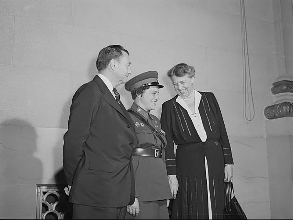 Após ser homenageada por Franklin Roosevelt, foi convidada pela primeira dama, Eleanor, para fazer um tour pelos Estados Unidos e relatar suas experiências em combate.5/12