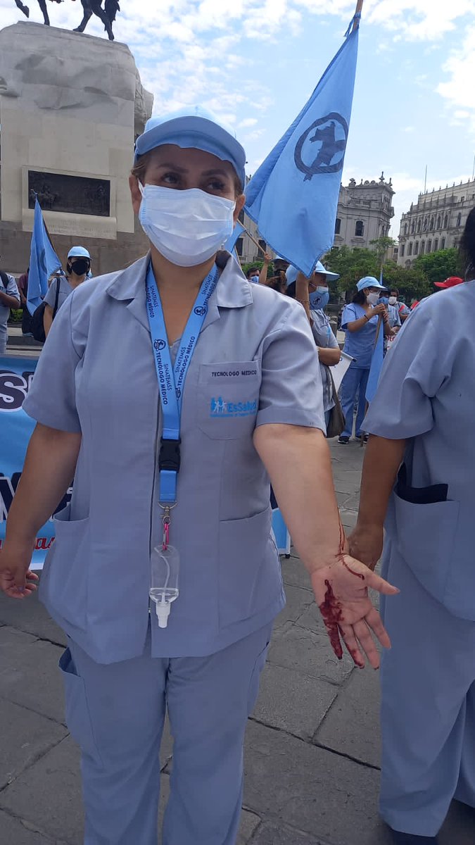 SinatemssPeru's tweet photo. Tecnólogas médicas se desangran por la indiferencia de EsSalud.  
https://t.co/gXvmlzloUW https://t.co/zIx70DplLn