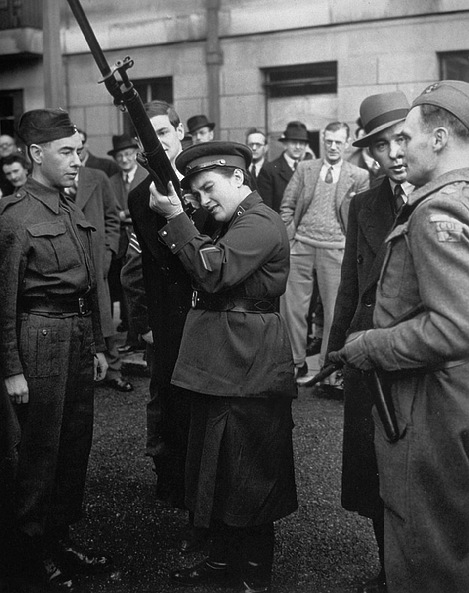 Após retornar à União Soviética, Lyudmila foi promovida a major e passou a treinar snipers para o Exército Vermelho. Em 1943, foi condecorada com a Estrela de Ouro, tornando-se oficialmente Heroína da União Soviética.9/12