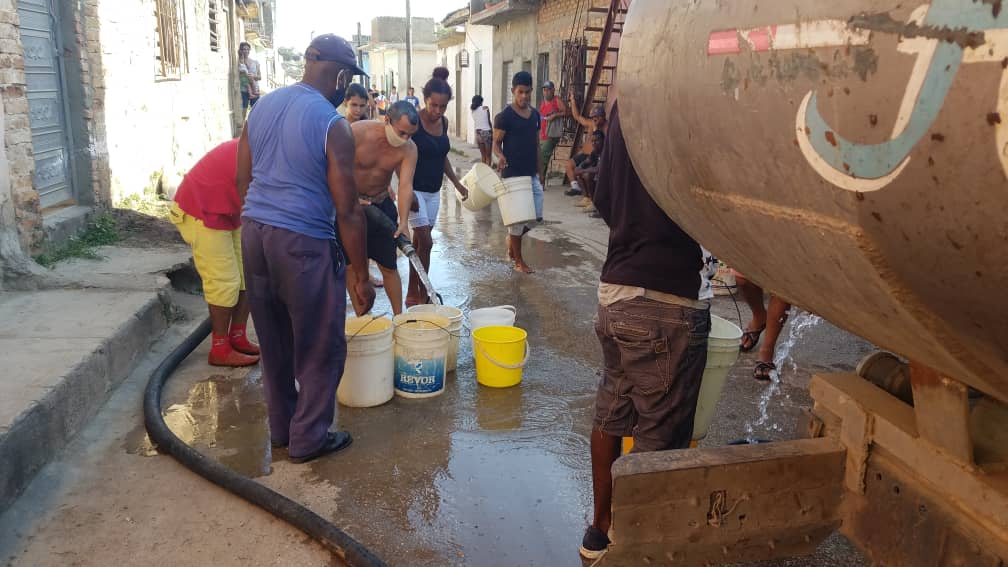 YuryCastaedaCa1's tweet photo. Continúa el apoyo de nuestra UEB Acueducto y Alcantarillado Sancti Spiritus con carro cisterna a la UEB Acueducto y Alcantarillado Trinidad. Se siente satisfacción al saberse útil. https://t.co/lPmhPdJWUh