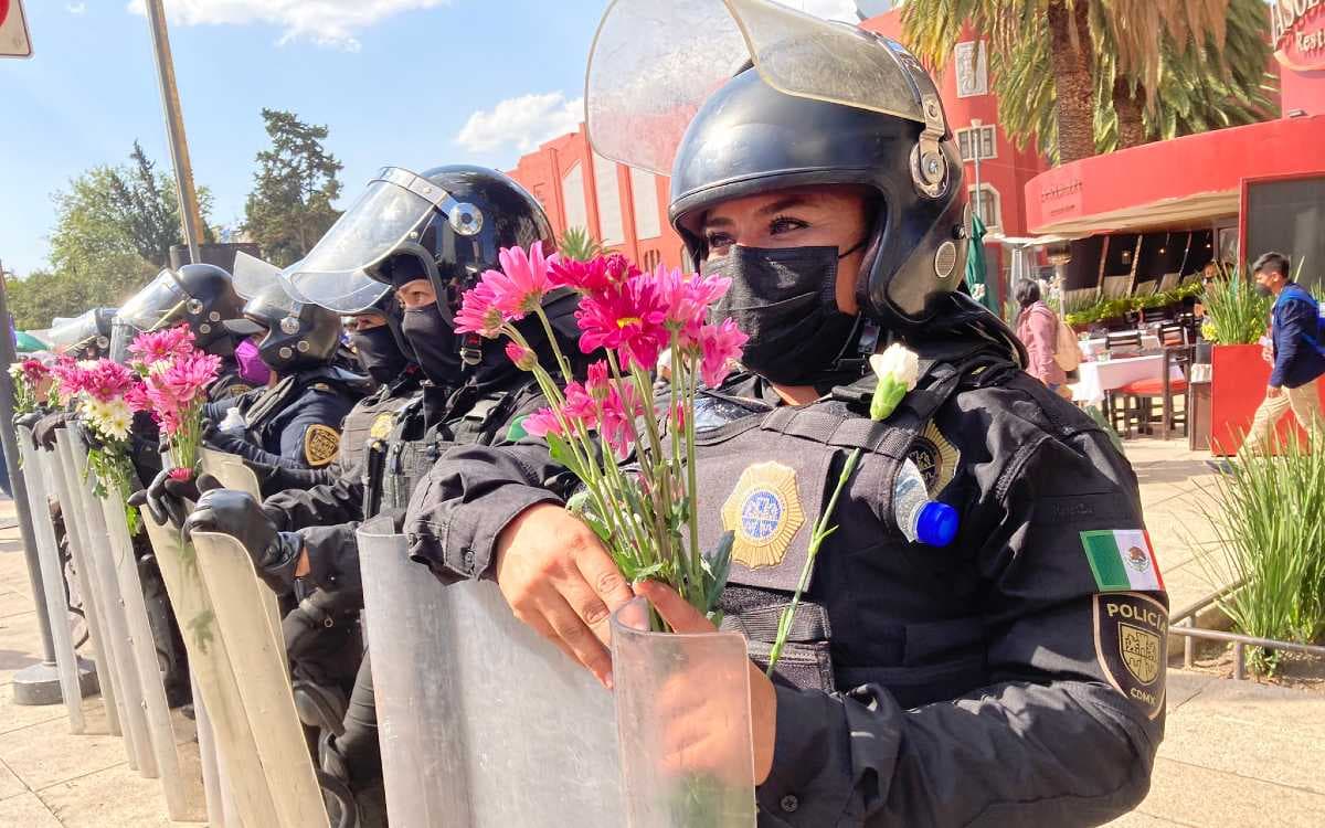 AristeguiOnline's tweet photo. Manifestantes entregan flores a mujeres policía en marcha del 8M | Video
https://t.co/A7VqMIJPW2 https://t.co/8EbvgiCHRv