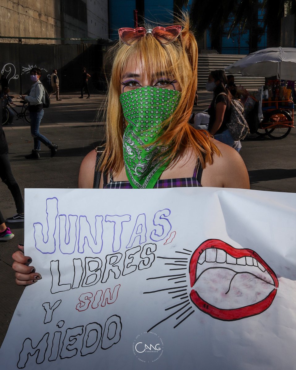 camongue's tweet photo. Marcha en conmemoración del "Día Internacional de la MUJER" en la #CDMX... #NiUnaMenos #VivasNosQueremos  #8M #NoMásViolencia https://t.co/3uNhOtCndy