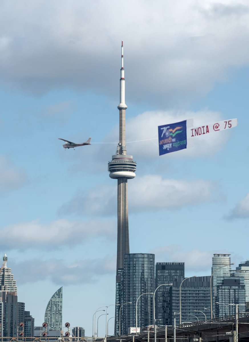 IndiainToronto's tweet photo. As part of #AzadiKaAmritMahotsav-celebrating  #India’s incredible journey of  independence, @AlliancesYoung  in association with @IndiainToronto organized air display of @AmritMahotsav logo banner at #Toronto waterfronts. @_apoorvasri @Ajaybis @HCI_Ottawa @MEAIndia https://t.co/T326ZFN5Zi