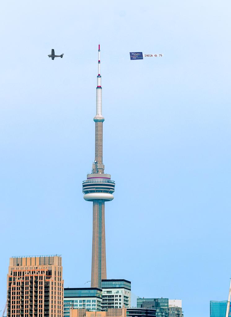 IndiainToronto's tweet photo. As part of #AzadiKaAmritMahotsav-celebrating  #India’s incredible journey of  independence, @AlliancesYoung  in association with @IndiainToronto organized air display of @AmritMahotsav logo banner at #Toronto waterfronts. @_apoorvasri @Ajaybis @HCI_Ottawa @MEAIndia https://t.co/T326ZFN5Zi