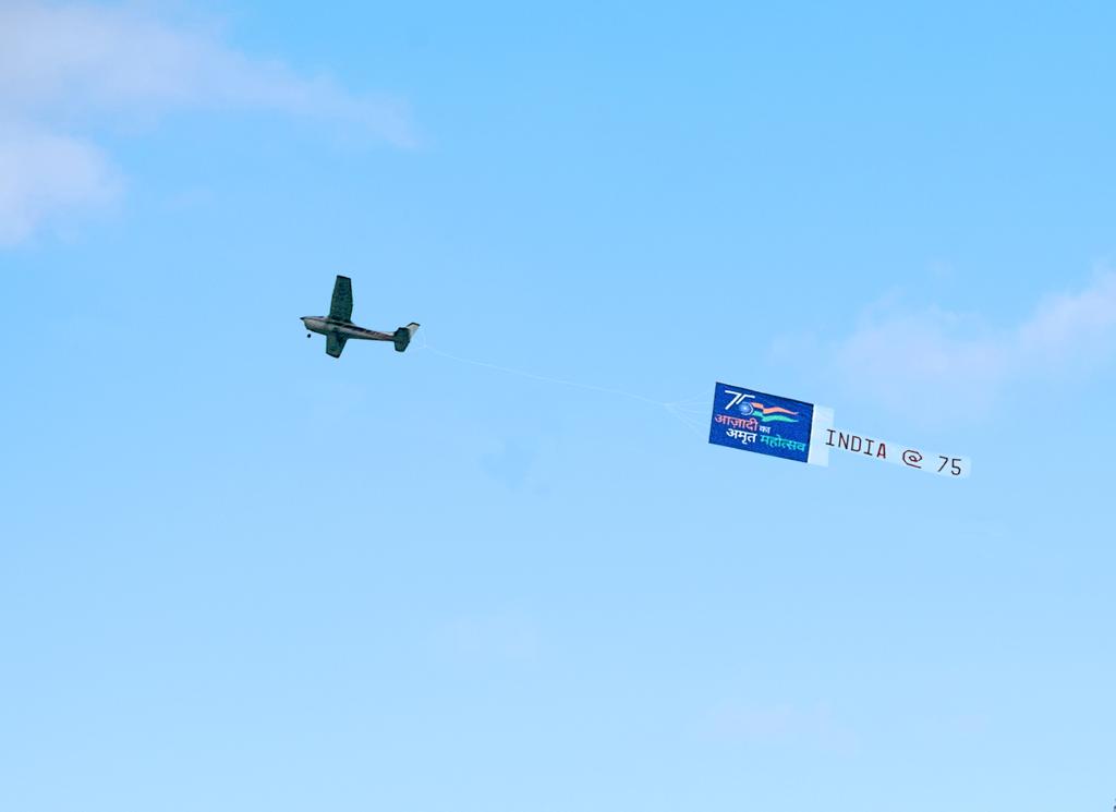 IndiainToronto's tweet photo. As part of #AzadiKaAmritMahotsav-celebrating  #India’s incredible journey of  independence, @AlliancesYoung  in association with @IndiainToronto organized air display of @AmritMahotsav logo banner at #Toronto waterfronts. @_apoorvasri @Ajaybis @HCI_Ottawa @MEAIndia https://t.co/T326ZFN5Zi