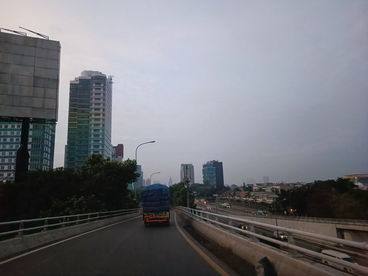 RadioElshinta's tweet photo. 07.29: RT @warjono5 : Arus lalu lintas Tol Dalam Kota #jakarta #Tomang - Semanggi lancar di kedua arahnya, #cuaca mendung.
#ElshintaOnTheRoad
https://t.co/HcU3KFHcTz