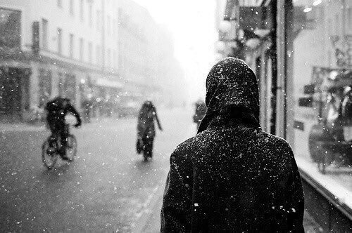 حافيةٌ تركضُ الروح
يرصعها الحنين
ورغبتي
ومؤلي فوق العيون
بحلم اللقاء
يستفزني
وفصول العشق 
تسكنك
وتحتلني
فلا ملاذ لي
والليل نام بالسهاد
ووشاح القلب
خصلةٌ
تلتحف ملامحك
وتقطعني
كالندى وجهك
والظمأ
يقتلني
وأسرابُ لهفتي
تحت ضلع الأسرار
بخمرِ رمشيك
تبتزني