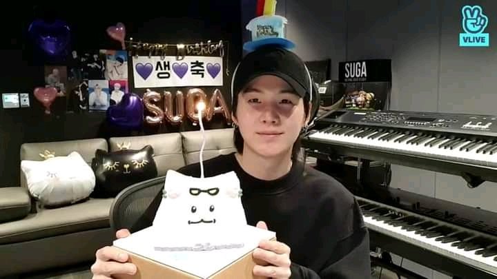 AllAboutBtsph7's tweet photo. Happy birthday my luv🎈,
 I hope your special day will bring you lots of happiness ,love and fun. You deserve them a lot. Be healthy and God bless.

Iloveyouu so much!!💜
#SUGADAY 
#YoongiDay https://t.co/4WOtIg5kiQ