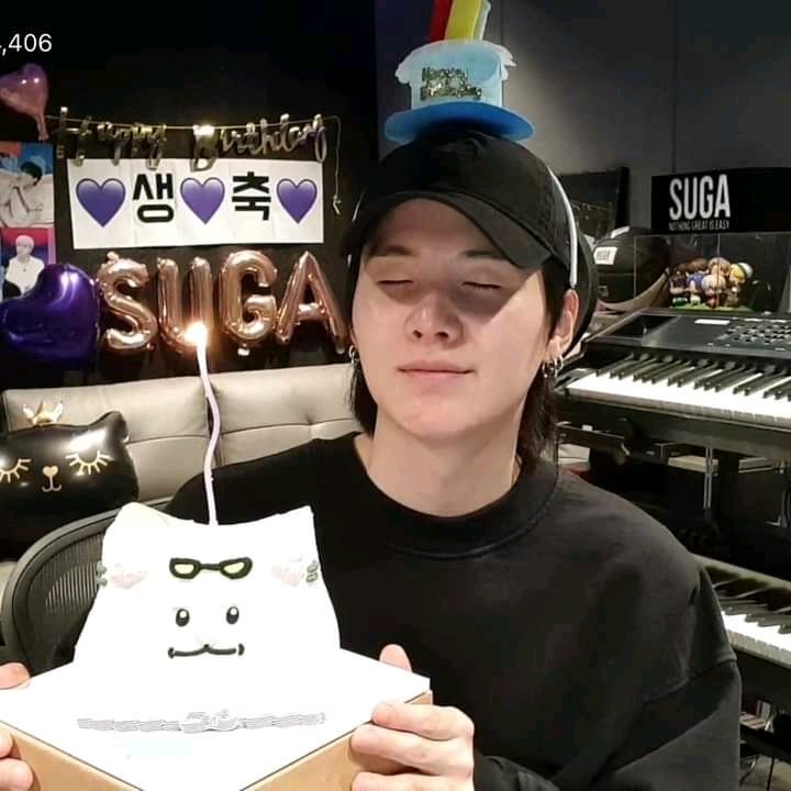AllAboutBtsph7's tweet photo. Happy birthday my luv🎈,
 I hope your special day will bring you lots of happiness ,love and fun. You deserve them a lot. Be healthy and God bless.

Iloveyouu so much!!💜
#SUGADAY 
#YoongiDay https://t.co/4WOtIg5kiQ