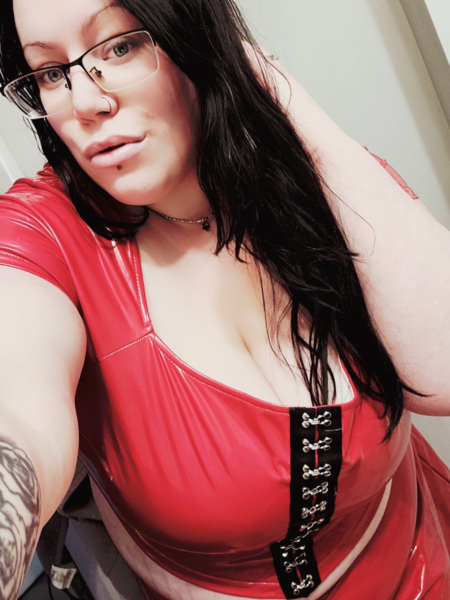 Missmonsteerrr1's tweet photo. Happy international womens day 🖤 💀 🥰
#curvyqueen #metalchicksrule https://t.co/HCfzsMf0ry