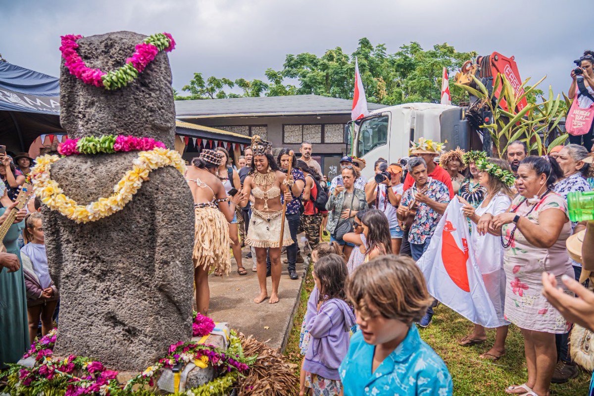 Emocionantes imágenes llegan desde Rapa Nui!🗿La comunidad recibió al Moai Tau y lo acompañó en una procesión cultural hasta el Museo Antropológico Padre Sebastián Englert, donde permanecerá este importante ancestro de la isla, que vuelve a casa luego de 152 años. ¡Felices!