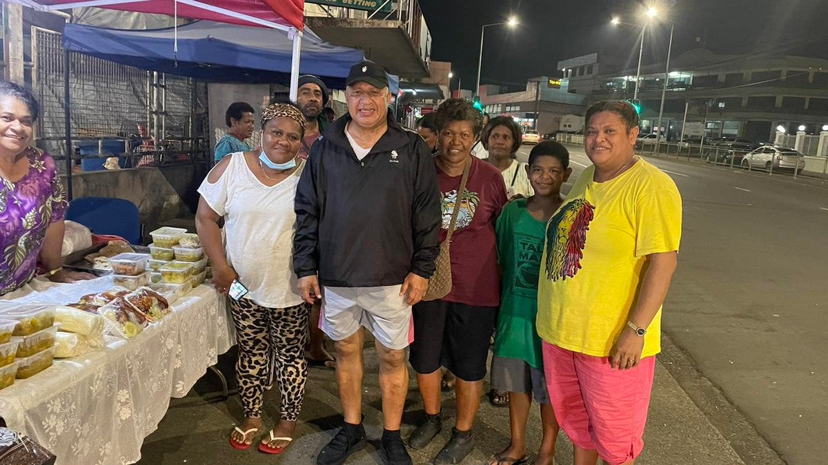 youths4integri7's tweet photo. Last night @FijiPM was walking thru Suva&passed group of ladies selling in Nabua-'a while later I got a call asking to come back for some photos.I couldn’t refuse, especially not on Women’s Day! #YFIs hoping to play #touchRugby with PM one day❤️#IWD2022 #BreakTheBias https://t.co/Q65j3O3LEl