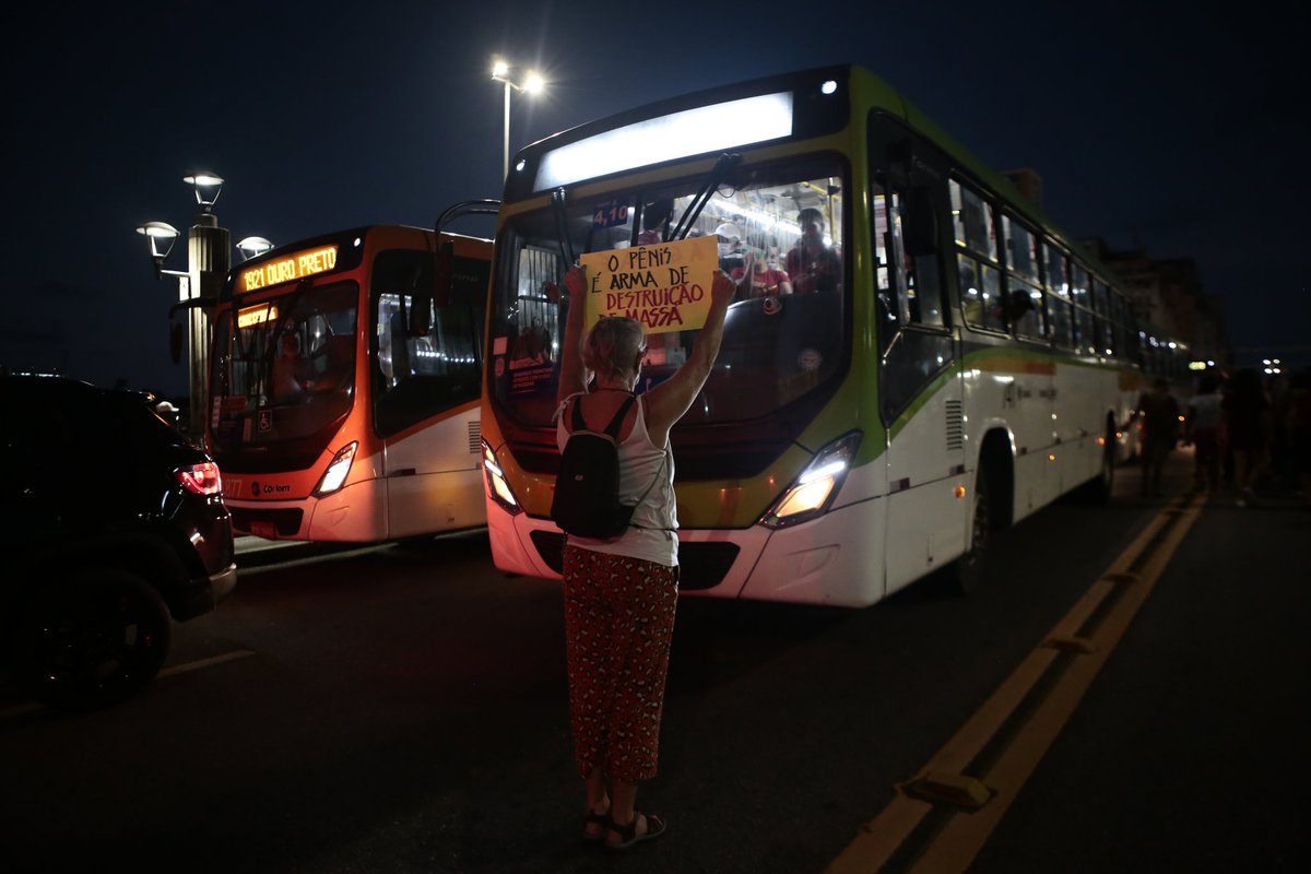 arnaldosete's tweet photo. O ato 8M - Pela vida de todas as mulheres: abaixo o Bolsonarismo aconteceu nesta terça (08) no centro do Recife. A manifestação teve sua concentração no parque 13 de maio e seguiu até o pátio do Carmo, área central da capital pernambucana. 
#DiaInternacionaldaMulher https://t.co/GUyNufp0w5