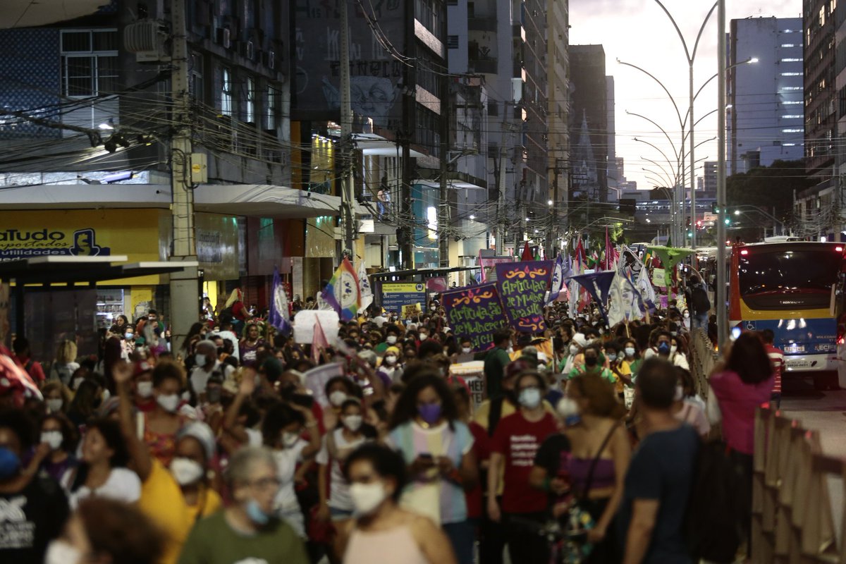arnaldosete's tweet photo. O ato 8M - Pela vida de todas as mulheres: abaixo o Bolsonarismo aconteceu nesta terça (08) no centro do Recife. A manifestação teve sua concentração no parque 13 de maio e seguiu até o pátio do Carmo, área central da capital pernambucana. 
#DiaInternacionaldaMulher https://t.co/GUyNufp0w5
