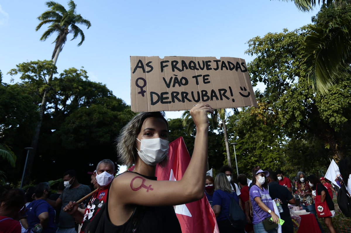 arnaldosete's tweet photo. O ato 8M - Pela vida de todas as mulheres: abaixo o Bolsonarismo aconteceu nesta terça (08) no centro do Recife. A manifestação teve sua concentração no parque 13 de maio e seguiu até o pátio do Carmo, área central da capital pernambucana. 
#DiaInternacionaldaMulher https://t.co/GUyNufp0w5