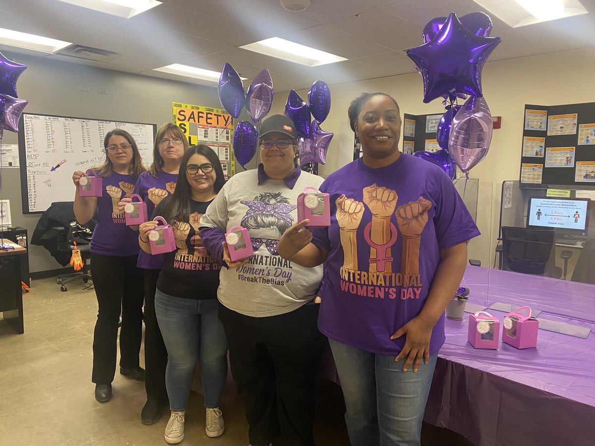 HomeOakbrook's tweet photo. 💜Happy International Women’s Day💜

We made sure to spread the love and thank all the wonderful women at our store! @slr00365 #InternationalWomensDay2022 https://t.co/5n83IVw6hT