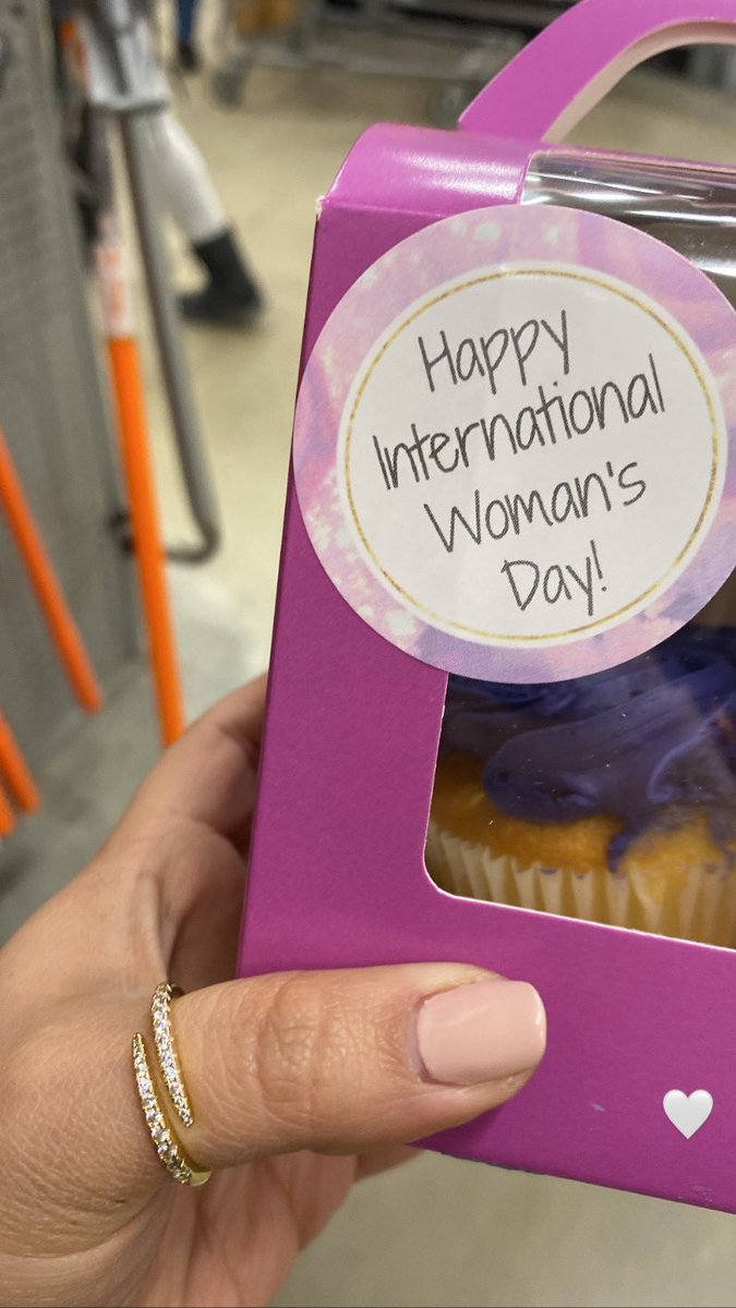 HomeOakbrook's tweet photo. 💜Happy International Women’s Day💜

We made sure to spread the love and thank all the wonderful women at our store! @slr00365 #InternationalWomensDay2022 https://t.co/5n83IVw6hT
