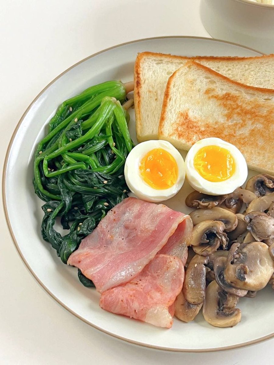 olderkkkk's tweet photo. Bread, bacon, spinach, portobello mushrooms, fried eggs, bacon, simple morning. https://t.co/uFRnxqjPdD