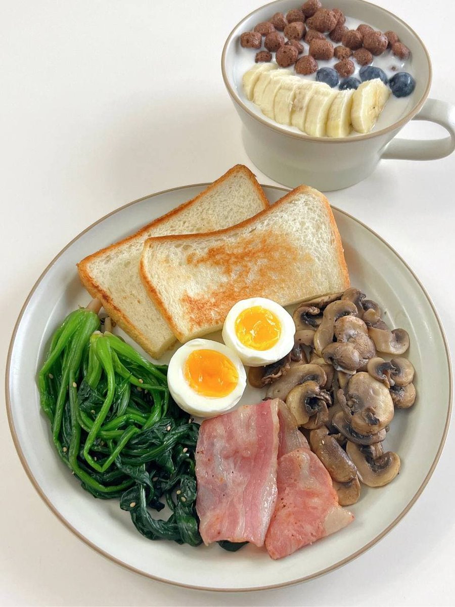 olderkkkk's tweet photo. Bread, bacon, spinach, portobello mushrooms, fried eggs, bacon, simple morning. https://t.co/uFRnxqjPdD