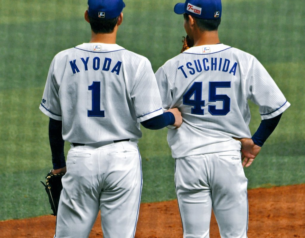 mynanym's tweet photo. 20220306 京田くん龍空くんコンビ。京田くんが龍空くんのユニフォームを引っ張っててその跡が残ってるのがまた良い。尊い。 https://t.co/mJveYzfLav