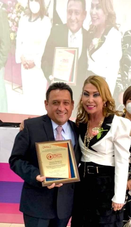 DianaGlzSoto's tweet photo. Feliz y agradecida con mi Sección 38 por tan honrosa distinción !!! Gracias Amigo @xicotencatl38 por tan emotivo evento. #PreseaMujeresExitosas #8DeMarzo #Seccion38 #SNTE #Coahuila https://t.co/iNmWpFIMwY