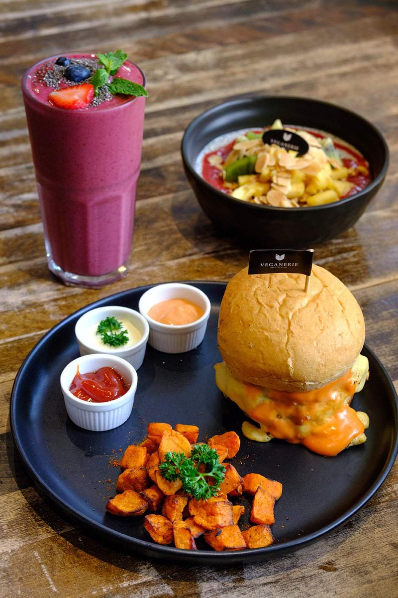 AmazingcoupleTH's tweet photo. เป็นร้านอาหารวีแกนที่อร่อยมาก แถมมีโปรอย่างทานครบ 300 บาท รับขนมอร่อยๆ มูลค่า 145 บาทฟรีอีก

แนะนำเลยครับ เด็ด อร่อย คุ้ม!

ร้าน : Veganerie Street
พิกัด : สี่แยกบ้านแขก หัวมุมถนนประชาธิปก
เปิด : 09.30 น. - 22.00 น.

อ่านรีวิวเต็ม : https://t.co/lg3soFxrtY
@kinjubkinjib @aroii https://t.co/IbgiKiuxiO