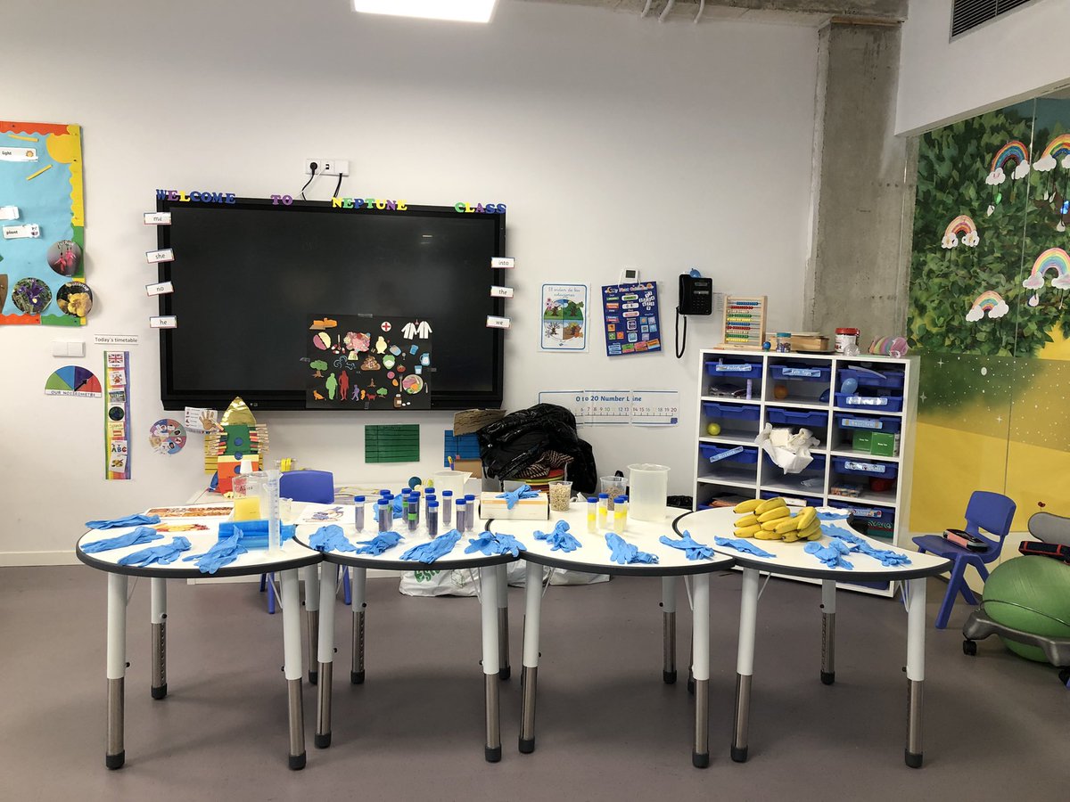 Mariaestorres's tweet photo. Lot of fun at Shackleton International school (Burjassot) with @Anna_Samarra @mcarmen_collado @iata_csic and the little super scientists #gutmicrobiota #MicroMI #MSCA #8M #InternationalWomensDay https://t.co/lGBSAMFMFA