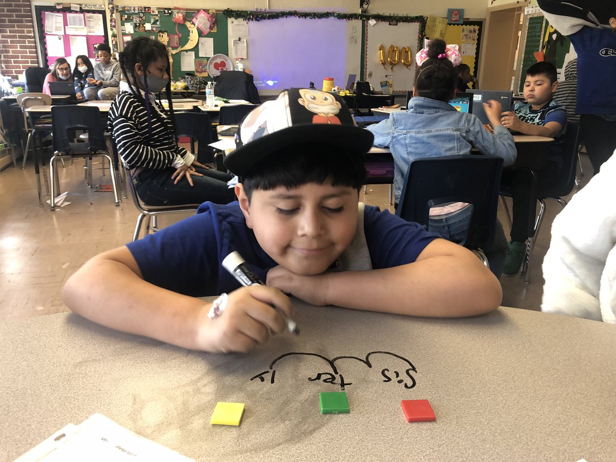 MrsNovak2's tweet image. Love the perseverance of these proud third graders to use a new strategy for guided spelling in Ms. Baity’s room! #sayit #clapit #mapit #OurElmwood @elmwoodes 💚