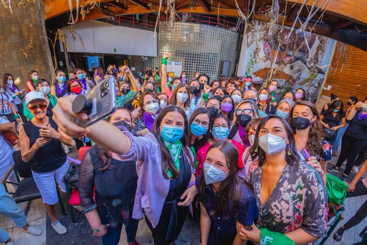 totiorellanag's tweet photo. Junto a ministras y subsecretarias del futuro gobierno de @gabrielboric nos encontramos con las mujeres que se movilizaron en la marcha en Santiago 💜 #NiUnPasoAtrás https://t.co/VnnjQPvJCC