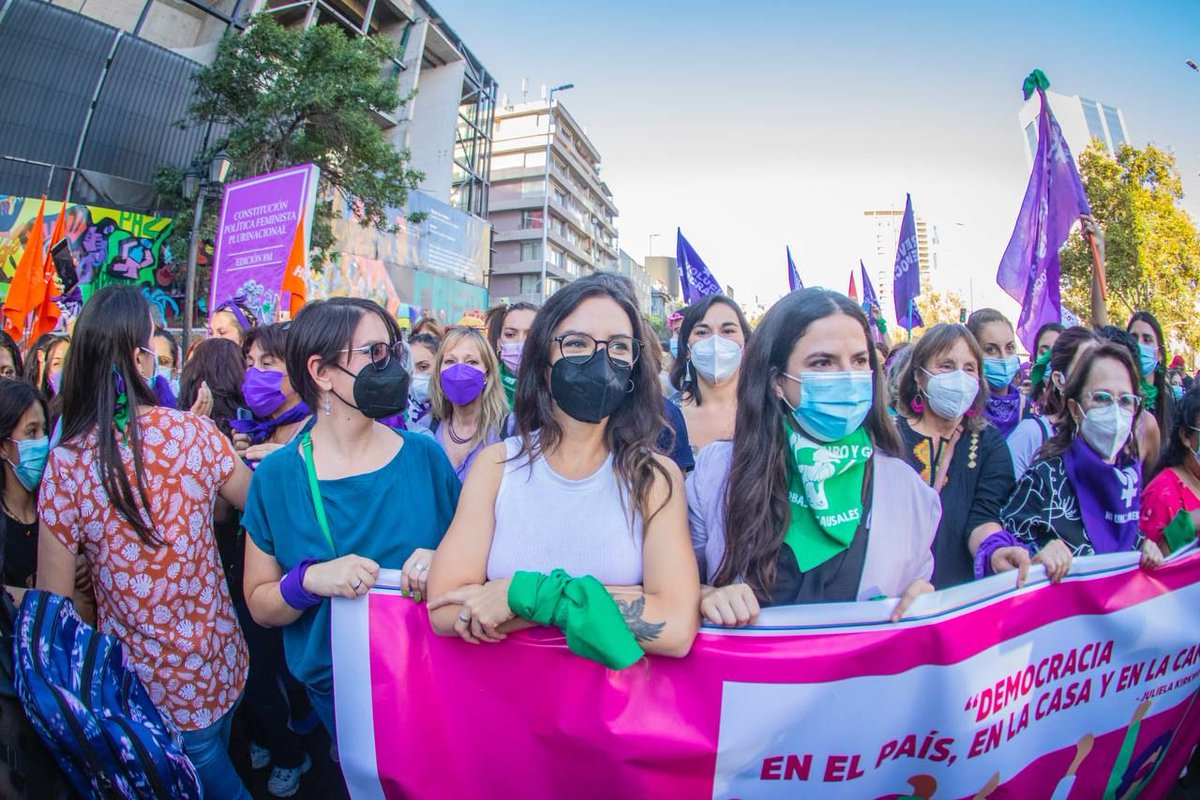 totiorellanag's tweet photo. Junto a ministras y subsecretarias del futuro gobierno de @gabrielboric nos encontramos con las mujeres que se movilizaron en la marcha en Santiago 💜 #NiUnPasoAtrás https://t.co/VnnjQPvJCC